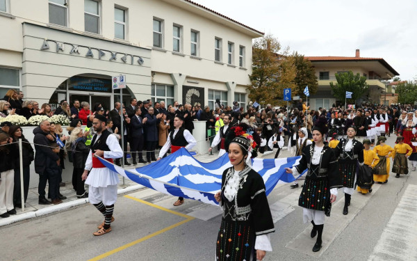 Θεσσαλονίκη: Πλήθος κόσμου στην παρέλαση του Δήμου Ωραιοκάστρου για την επέτειο της 28ης Οκτωβρίου