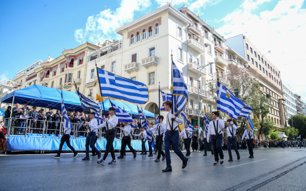 Θεσσαλονίκη: Μαθητές από 22 δημόσια και ιδιωτικά σχολεία στην παρέλαση - Θερμό χειροκρότημα από εκατοντάδες πολίτες (βίντεο)