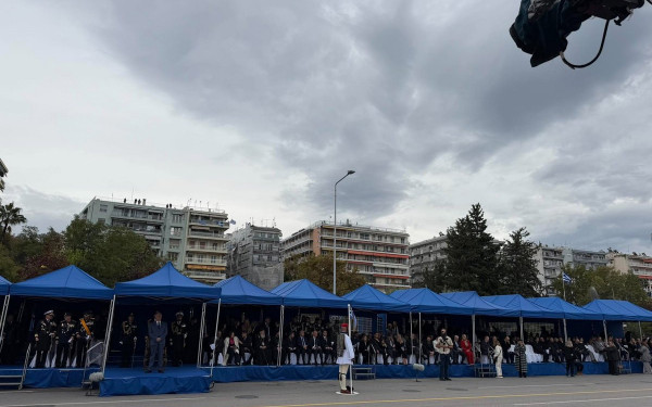 Οι selfies και τα «πηγαδάκια» της εξέδρας των επίσημων