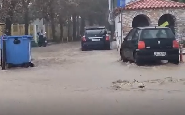 Σε... ποτάμια μετατράπηκαν οι δρόμοι σε Σκιάθο και Πήλιο από την σφοδρή κακοκαιρία - Ήχησε το 112 (βίντεο)