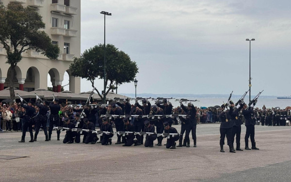 Θεσσαλονίκη: Με εντυπωσιακούς σχηματισμούς, εμβατήρια και… Μαζωνάκη οι φετινές επιδείξεις των ενόπλων δυνάμεων στην Αριστοτέλους