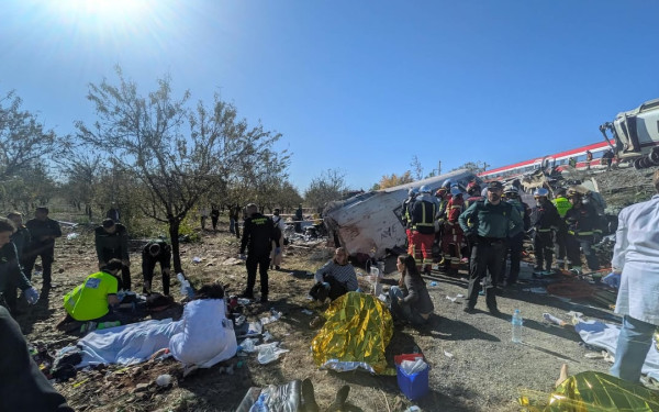 Σιδηροδρομική τραγωδία στην Ισπανία: Τουλάχιστον 64 νεκροί και 80 τραυματίες από τους οποίους 15 είναι πολύ σοβαρά