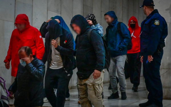 Υπόθεση «Χωριάτικο»: Στην Ευελπίδων οι πρώτοι 30 κατηγορούμενοι - Το απόγευμα απολογείται ο ιδιοκτήτης