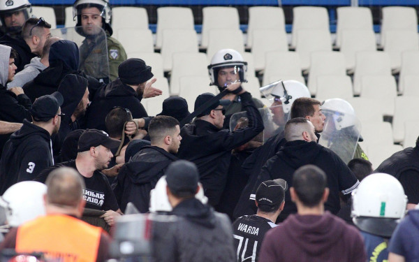 Επεισόδια και έξω από το ΟΑΚΑ, επίθεση με μπουκάλι στους σχολιαστές του συνδρομητικού καναλιού (video)