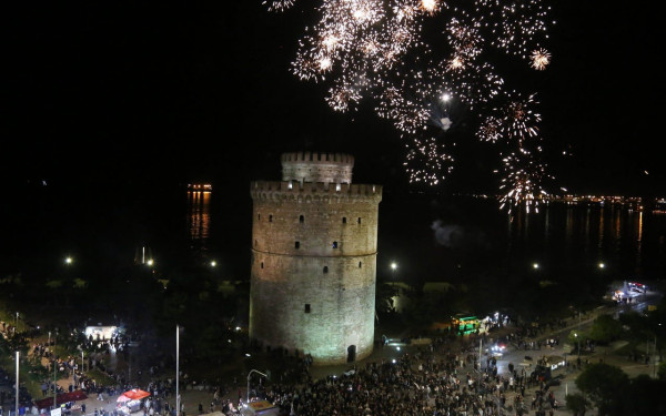 Έκρηξη χαράς, συνθήματα και πυροτεχνήματα στο Λευκό Πύργο για τον ΠΑΟΚ (photos+videos)