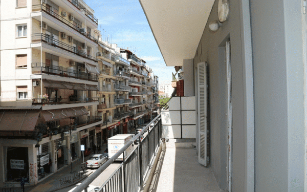 Υπουργείο Εργασίας: Πώς προχωρά το πρόγραμμα «Κάλυψη» για δωρεάν στέγαση οικονομικά ευάλωτων νέων