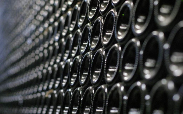 Νάουσα: Οινοπαραγωγοί δοκιμάζουν παλαίωση κρασιού σε... ποτάμι!