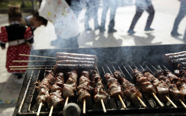 Θεσσαλονίκη: Στο φουλ οι προετοιμασίες για την Τσικνοπέμπτη - Υπαίθρια πάρτι και ρεζερβέ τραπέζια στα καταστήματα της πόλης