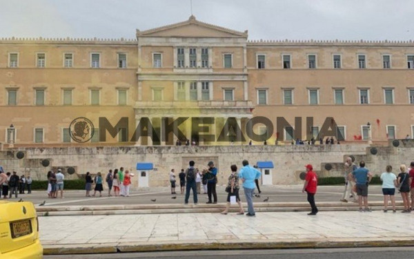 Ο Ρουβίκωνας πέταξε τις μπογιές στη Βουλή για συμπαράσταση στον Κουφοντίνα