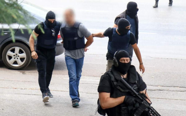 Συνελήφθη στα Εξάρχεια ο Κώστας Σακκάς - Οδηγούσε μηχανή χωρίς δίπλωμα οδήγησης και κράνος