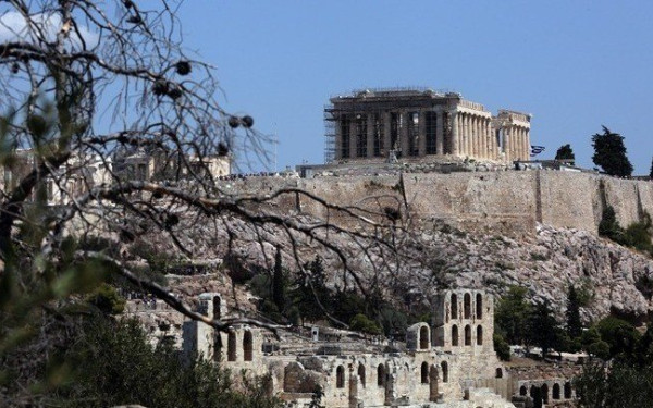 Άνδρας κρέμασε 4 σημαίες στον Παρθενώνα (φωτ.)