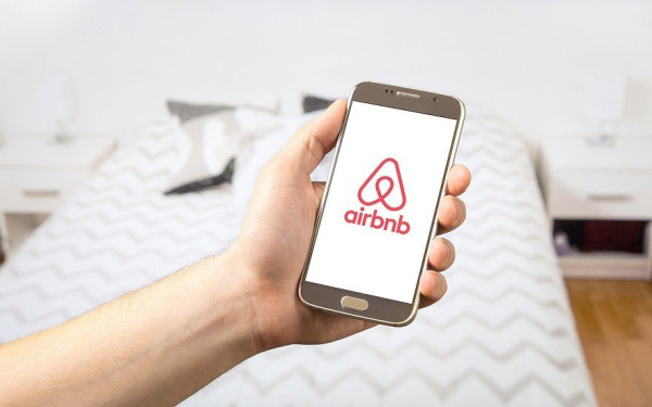 Airbnb: Απαγορεύει τη χρήση καμερών ασφαλείας σε εσωτερικούς χώρους των καταλυμάτων