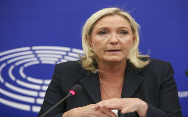 Γαλλία: Η Μαρίν Λεπέν απειλεί να ανατρέψει την κυβέρνηση