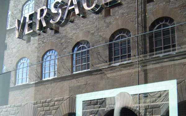 Ιταλία: Η Prada εξαγοράζει τον οίκο Versace