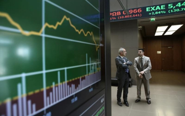 Το Χρηματιστήριο Αθηνών «πέφτει» αλλά οι διεθνείς οίκοι προτρέπουν τους επενδυτές να αγοράσουν μετοχές ελληνικών τραπεζών
