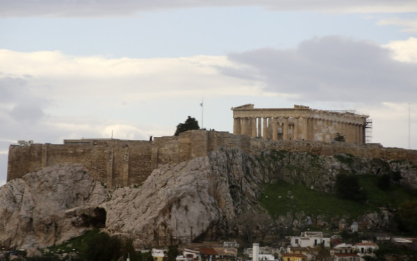 Υπ. Πολιτισμού: Ανακοίνωση για τις εργασίες αντικατάστασης του ιστού του αλεξικέραυνου της Ακρόπολης
