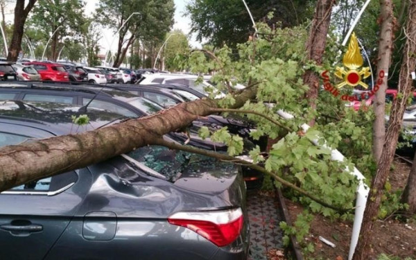 Τραυματισμοί και υλικές ζημιές από τα έντονα καιρικά φαινόμενα και στην Ιταλία 