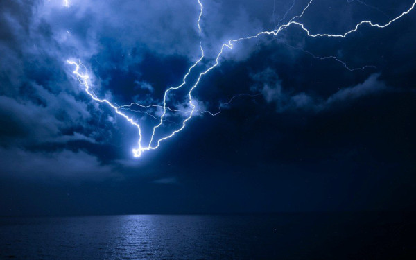 Νεκρός τουρίστας στη Ρόδο: «Τον έβλεπα πάνω στη σανίδα στο νερό, με κεραυνούς γύρω», λέει αυτόπτης μάρτυρας (βίντεο)