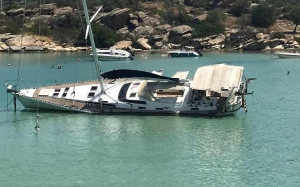 Εισροή υδάτων σε τουριστικό σκάφος στον Πειραιά