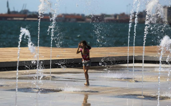 Πώς θα προστατευτείτε από τον καύσωνα - Αναλυτικές οδηγίες 