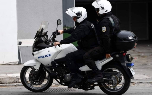 Θεσσαλονίκη: Μαφιόζικες επιθέσεις σε αστυνομικούς - Έκαψαν μηχανή αξιωματικού την ώρα που ήταν με την κόρη του