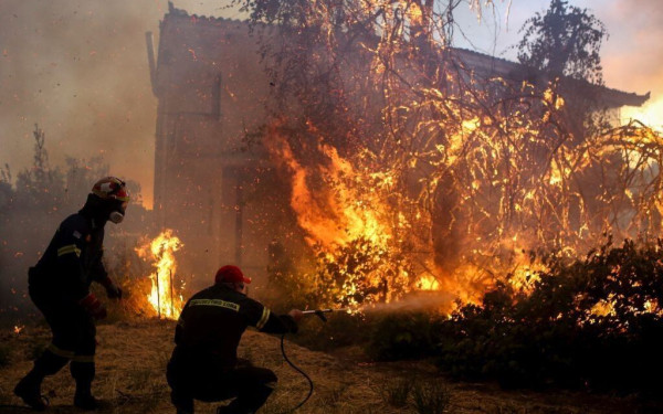 Σε πλήρη εξέλιξη η φωτιά στην Εύβοια 