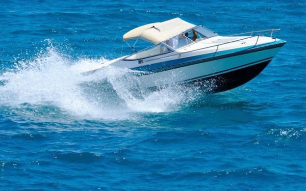 Στις φλόγες ταχύπλοο σκάφος στο Βαθύ Γυθείου - Μια γυναίκα μεταφέρθηκε στο Κέντρο Υγείας