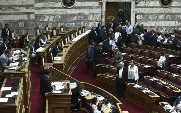 Ζωντανά από τη Βουλή η συζήτηση για το διυπουργικό νομοσχέδιο 