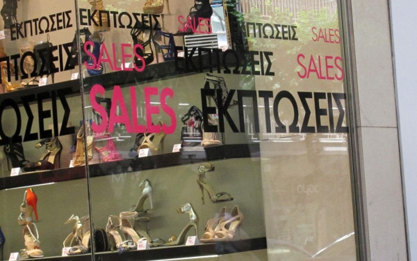 Ξεκινούν αύριο οι χειμερινές εκπτώσεις με την ελπίδα να «ζεσταθούν» οι έμποροι