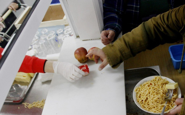 Σχεδόν 6.000 πρόσφυγες και μετανάστες εξαρτώνται από συσσίτια