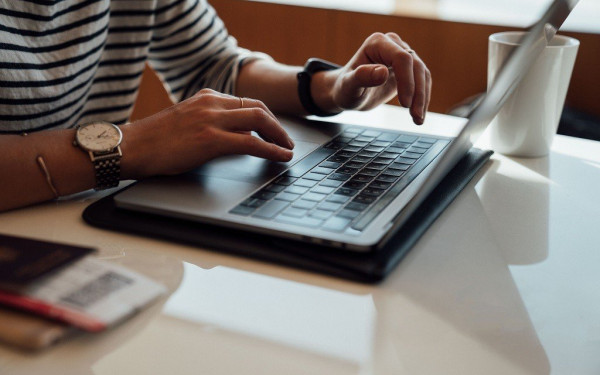 ΕΚΠΟΙΖΩ: Το τελευταίο μοντέλο συγκατάθεσης για διαφημίσεις της Meta εξακολουθεί να μην τηρεί τη νομοθεσία