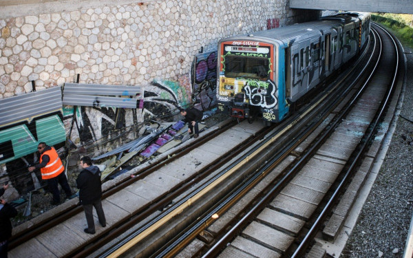 Στις γραμμές του ηλεκτρικού έπεσε ένας άνδρας - Ανασύρθηκε νεκρός