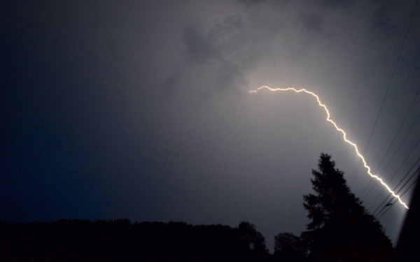 Εντυπωσιακό βίντεο από την κακοκαιρία «Atena»: Οι κεραυνοί «έβαψαν» κόκκινο τον ουρανό στην Εύβοια