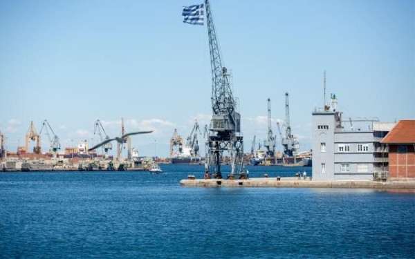 Συναγερμός για θαλάσσια ρύπανση στη Θεσσαλονίκη: Υπερχείλισε δεξαμενή πετρελαίου πλοίου