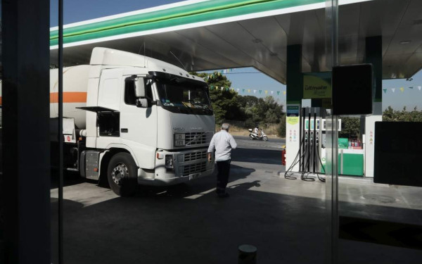 Η ΠΟΠΕΚ αντιδρά στο κυβερνητικό πλαφόν στο περιθώριο κέρδους των πρατηρίων καυσίμων