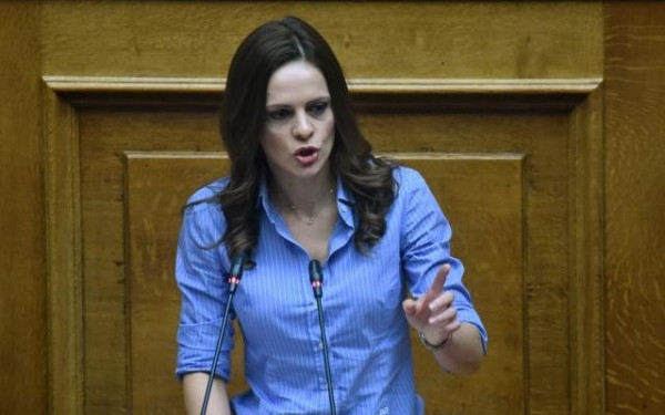 Αχτσιόγλου: «Στο έλεος μαζικών πλειστηριασμών οι δανειολήπτες με επιλογή της κυβέρνησης»