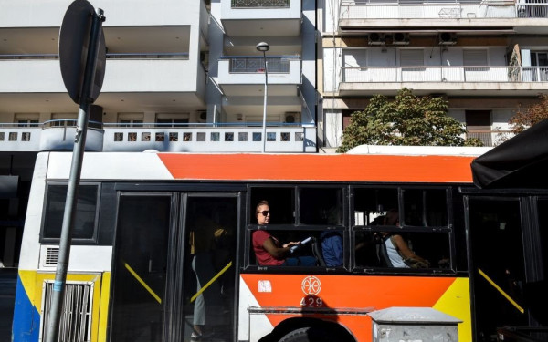 Έκλεβε πορτοφόλια από επιβάτες μέσα στα λεωφορεία του ΟΑΣΘ και του ΚΤΕΛ - 3.000 ευρώ η «λεία» της