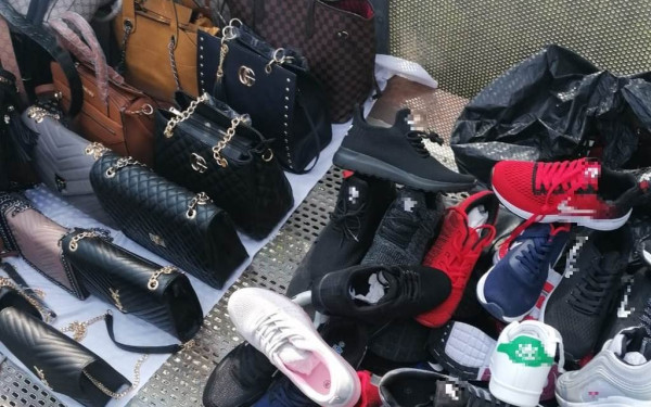 Θεσσαλονίκη: Εντόπισαν αποθήκη και κατάστημα με «μαϊμού» επώνυμα προϊόντα