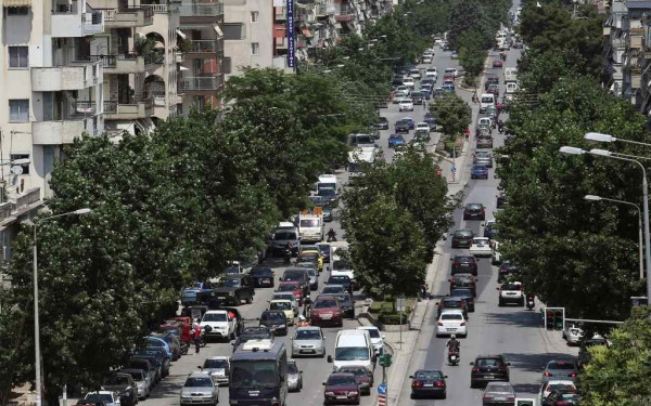 Κολλημένοι στην κίνηση: Ασφυκτιούν από το κυκλοφοριακό αλλά παραμένουν «πιστοί» στο ΙΧ οι Θεσσαλονικείς