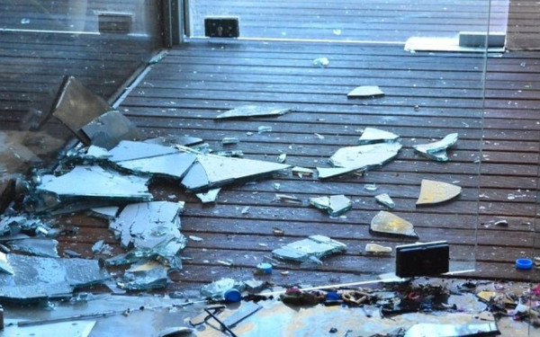 Επίθεση με βαριοπούλες σε βιτρίνες τραπεζών, πολυεθνικών και σούπερ μάρκετ στην Τούμπα