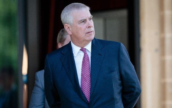 Ο πρίγκιπας Άντριου επιχειρεί να «κλείσει το στόμα» της γυναίκας που επιτέθηκε σεξουαλικά