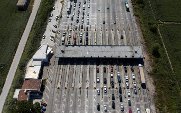 Θεσσαλονίκη: Μαζική έξοδος των αδειούχων του Αυγούστου – Αυξημένη κίνηση στα διόδια Μαλγάρων