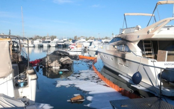 Πυρκαγιά σε δύο θαλαμηγούς στη Γ' μαρίνα Γλυφάδας	