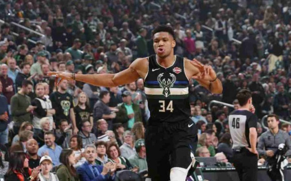 ΝΒΑ: Ο Γιάννης Αντετοκούνμπο παραμένει στους Μιλγουόκι Μπακς