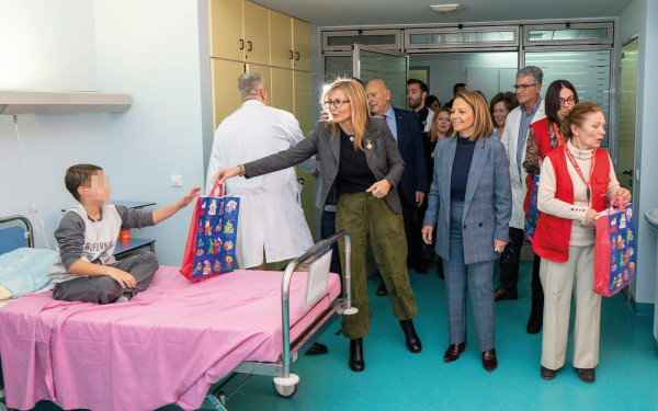 Θεσσαλονίκη: Η Μαρέβα μοίρασε δώρα στα παιδιά που νοσηλεύονται στο "Παπαγεωργίου"