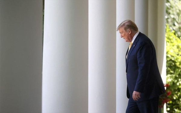 Τραμπ: Έφυγε με απόρρητα έγγραφα στις βαλίτσες του