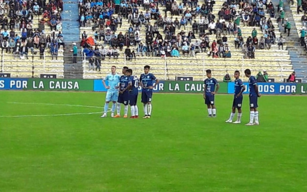 Ποδόσφαιρο: Δεν άντεξε την ήττα και έβαλε έξι 17χρονα στο β' ημίχρονο ομάδα της Βολιβίας (video)