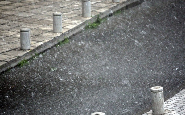 Τρίκαλα: Μήνυμα του 112 για περιορισμό μετακινήσεών λόγω έντονης χαλαζόπτωσης