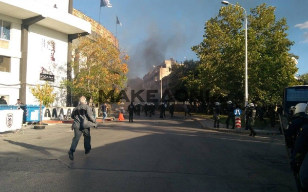 Ένταση και μολότοφ στην Τούμπα λίγο πριν τον αγώνα ΠΑΟΚ - Άρης