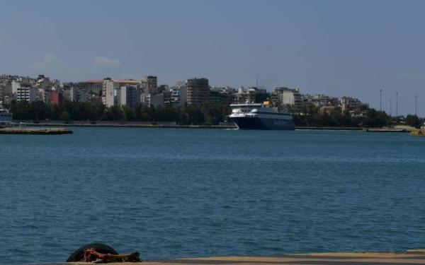 Συναγερμός στον Πειραιά: Δύο ναύτες έπεσαν από πλοίο - Διακομίστηκαν στο νοσοκομείο (βίντεο)